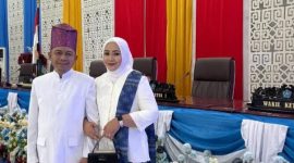 Anggota DPRD Kabupaten Kepulauan Sangihe, Jais Salale Bersama Istri dirapat paripurna istimewa dalam rangka memperingati Hari Ulang Tahun (HUT) Kabupaten Kepulauan Sangihe ke-601. 