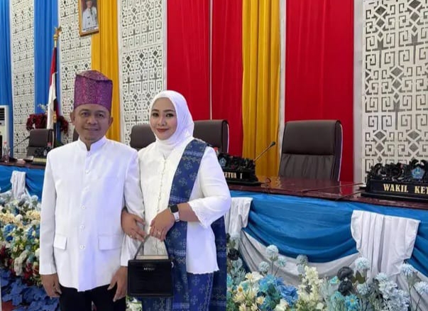 Anggota DPRD Kabupaten Kepulauan Sangihe, Jais Salale Bersama Istri dirapat paripurna istimewa dalam rangka memperingati Hari Ulang Tahun (HUT) Kabupaten Kepulauan Sangihe ke-601. 