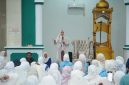 Suasana di Masjid Agung Baiturrahman, Boroko,  saat Ustazah Angelina Sondakh memberikan tausiah kepada jamaah yang memadati dan antisias mendengarkan
