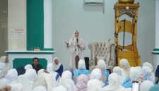Suasana di Masjid Agung Baiturrahman, Boroko,  saat Ustazah Angelina Sondakh memberikan tausiah kepada jamaah yang memadati dan antisias mendengarkan