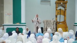 Suasana di Masjid Agung Baiturrahman, Boroko,  saat Ustazah Angelina Sondakh memberikan tausiah kepada jamaah yang memadati dan antisias mendengarkan