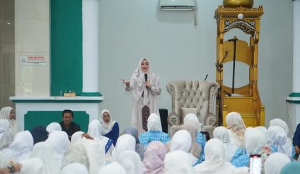 Kegiatan Safari Dakwah bersama Ustazah Angelina Sondakh yang digelar di Masjid Agung Baiturrahman, Boroko, Kabupaten Bolaang Mongondow Utara (Boltara), berlangsung sukses dan penuh khidmat. Kegiatan ini digagas oleh Wanita Islam Alkhairaat (WIA) Bolaang Mongondow Raya (BMR) bekerja sama dengan Pemerintah Daerah Boltara, mengusung tema “Jalin Silaturahim, Pererat Ukhuwah, Wujudkan Umat yang Baik dan Sejahtera”.