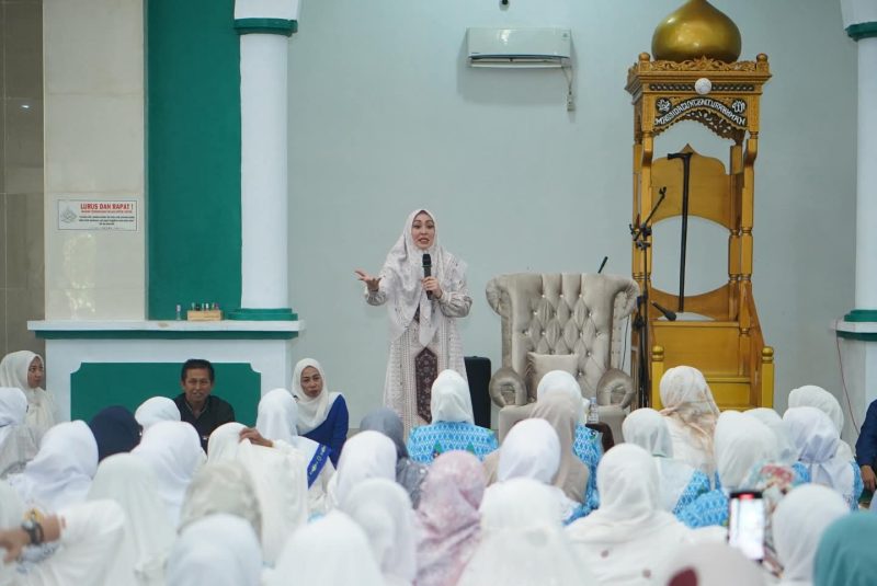 Suasana di Masjid Agung Baiturrahman, Boroko,  saat Ustazah Angelina Sondakh memberikan tausiah kepada jamaah yang memadati dan antisias mendengarkan