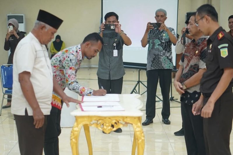 Prosesi penandatanganan kerja sama, Foto Sangadi Bohabak IV, Kecamatan Bolangitang Timur, Salmin Aku dan disaksikan oleh Kejari dan pemda Boltara. 