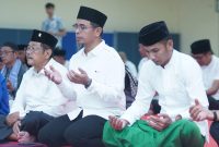 Bupati Boltara, Dr. Sirajudin Lasena dan Wakil Bupati Boltara, Mohamad Aditya Pontoh nampak khidmat di momen tasyakuran satu tahun kepemimpinan dan didampingi oleh Ketua DPRD Boltara beserta Forkopimda