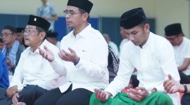 Bupati Boltara, Dr. Sirajudin Lasena dan Wakil Bupati Boltara, Mohamad Aditya Pontoh nampak khidmat di momen tasyakuran satu tahun kepemimpinan dan didampingi oleh Ketua DPRD Boltara beserta Forkopimda