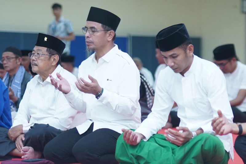 Bupati Boltara, Dr. Sirajudin Lasena dan Wakil Bupati Boltara, Mohamad Aditya Pontoh nampak khidmat di momen tasyakuran satu tahun kepemimpinan dan didampingi oleh Ketua DPRD Boltara beserta Forkopimda