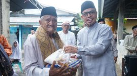 Bupati Boltara, Dr. Sirajudin Lasena menyerahkan bantuan sembako pada masyarakat di momentum Safari Ramadhan di kecamatan Sangkub