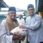 Bupati Boltara, Dr. Sirajudin Lasena menyerahkan bantuan sembako pada masyarakat di momentum Safari Ramadhan di kecamatan Sangkub