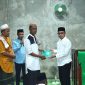 Bupati Boltara, Dr. Sirajudin Lasena menyerahkan bantuan Al-Qur'an kepada imam masjid Al-Amin desa Padang Barat, Kecamatan Bintauna pada rangkaian Safari Ramadhan