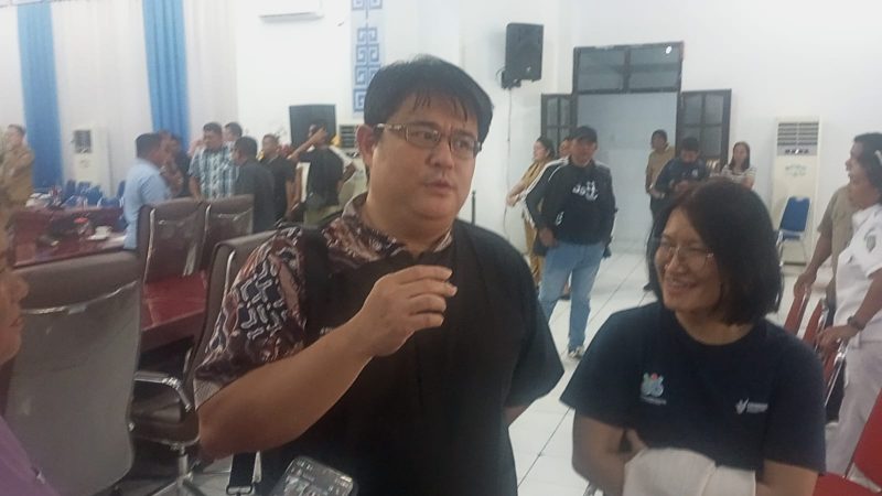 dr. Ronald Kongginawan memberikan pernyataan dihadapan awak media terkait hasil RDP antara Nakes RSUD Liun Kendage bersama Pemerintah dan DPRD Sangihe