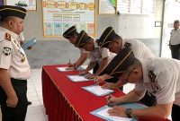 Kepala Lapas Kelas IIB Tahuna, Yosef Leonard Sihombing, bersama jajaran menggelar Penandatanganan Komitmen Bersama Pembangunan Zona Integritas (ZI) menuju Wilayah Birokrasi Bersih dan Melayani (WBBM) Tahun 2026.