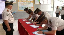 Kepala Lapas Kelas IIB Tahuna, Yosef Leonard Sihombing, bersama jajaran menggelar Penandatanganan Komitmen Bersama Pembangunan Zona Integritas (ZI) menuju Wilayah Birokrasi Bersih dan Melayani (WBBM) Tahun 2026.