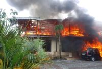 Rumah Keluarga Tilaar-Petahiang Kelurahan Santiago mengalami kebakaran