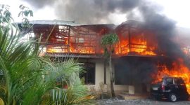 Rumah Keluarga Tilaar-Petahiang Kelurahan Santiago mengalami kebakaran