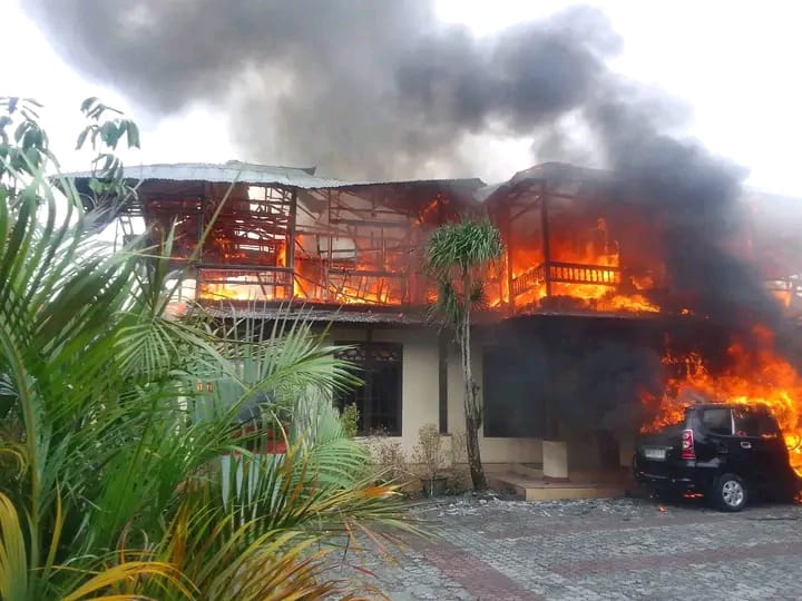 Rumah Keluarga Tilaar-Petahiang Kelurahan Santiago mengalami kebakaran