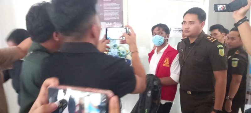 Tersangka beru, Kapitalaung Kampung Beha,
Inisial AS dibawah oleh Petugas Kejaksaan