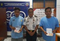 Petugas Lapas Bersama Warga Binaan yang menerima premi