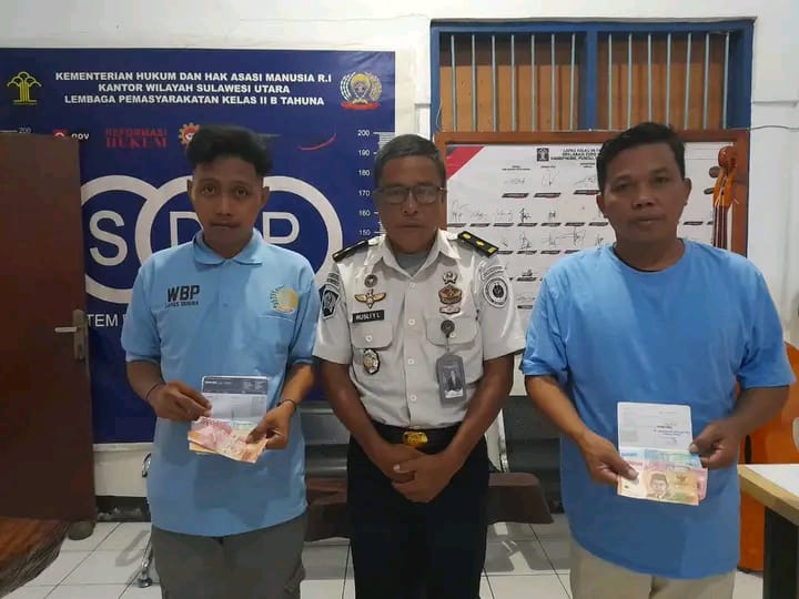 Petugas Lapas Bersama Warga Binaan yang menerima premi
