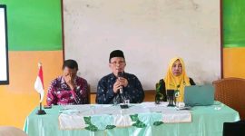 Kakan Kemenag Sangihe, H. Kusnadi saat membuka kegiatan KKG dan KKM