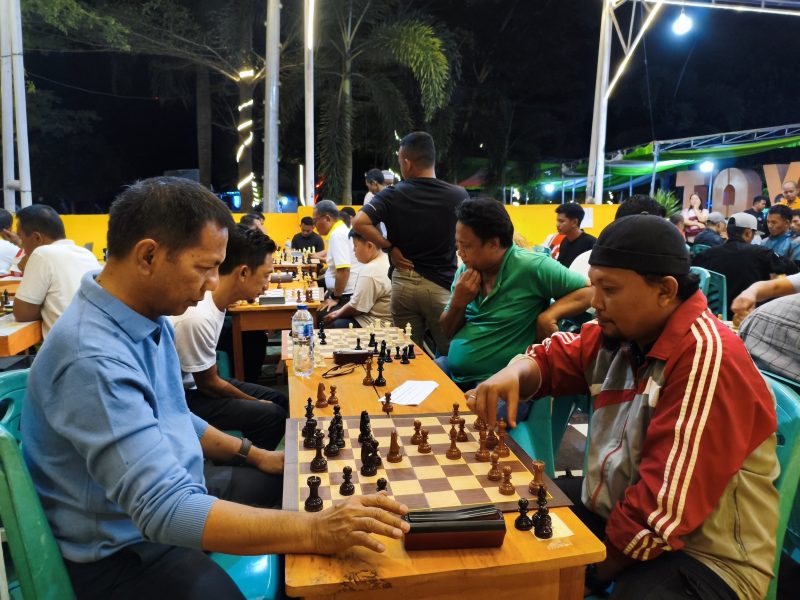 Sekda Boltara, dr. Jusnan C. Mokoginta saat berhadapan dengan salah satu peserta catur di open turnamen Alanna Cup 2026