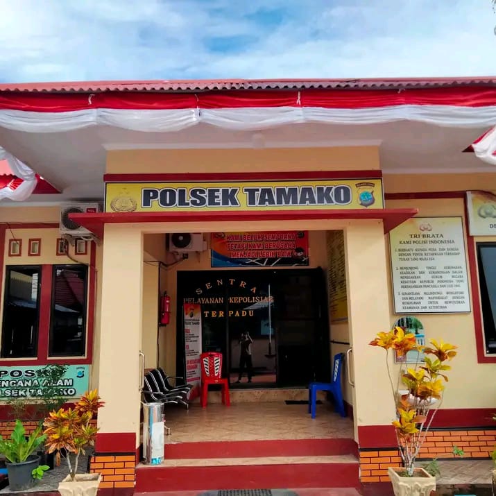 Kapolsek Tamako, AKP Meldy Roring memfasilitasi mediasi antara Nasabah dan Pihak BRI unit Tamako di Polsek Tamako. 