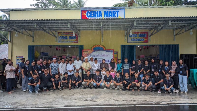 Foto Bersama Owner Toko Ceria Mart Jais Salele S.Kom yang juga Anggota DPRD Sangihe dan Karyawan/Karyawati serta Tamu Undangan