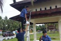 Pengelola jaringan internet dan intra Pemerintah Daerah Kominfo Boltara, melakukan perbaikan dan pemeliharaan jaringan internet di kawasan wisata pantai batu pinagut