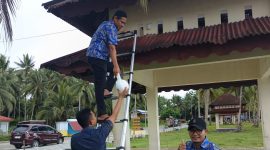 Pengelola jaringan internet dan intra Pemerintah Daerah Kominfo Boltara, melakukan perbaikan dan pemeliharaan jaringan internet di kawasan wisata pantai batu pinagut