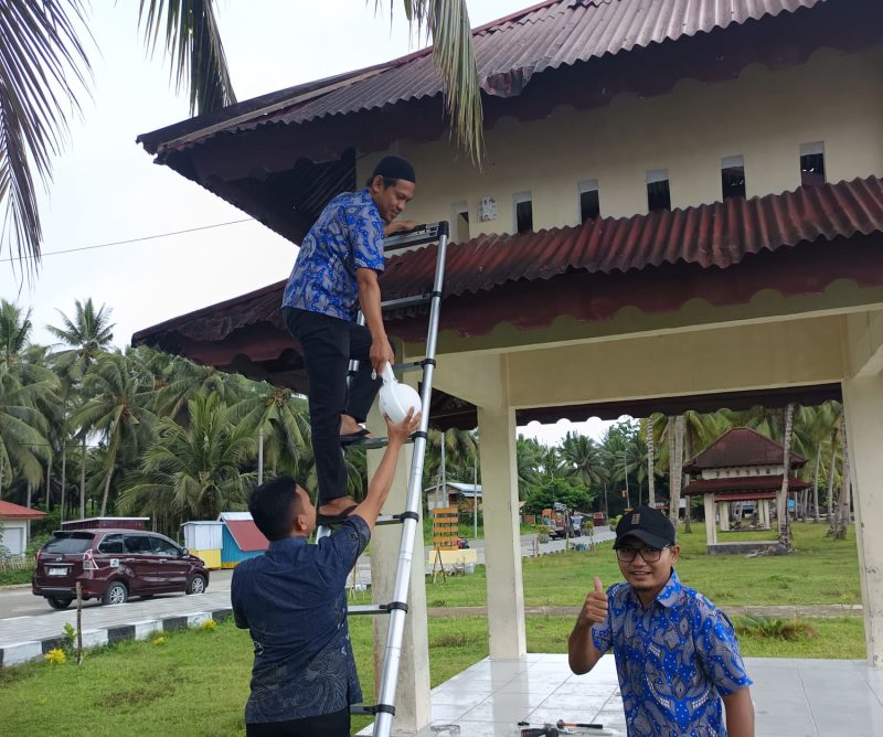 Pengelola jaringan internet dan intra Pemerintah Daerah Kominfo Boltara, melakukan perbaikan dan pemeliharaan jaringan internet di kawasan wisata pantai batu pinagut