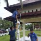 Pengelola jaringan internet dan intra Pemerintah Daerah Kominfo Boltara, melakukan perbaikan dan pemeliharaan jaringan internet di kawasan wisata pantai batu pinagut
