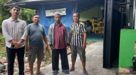 Sahrudin Janis dan Pangumpia Makapuas bersama Kepala PLN Manajer ULP Petta Henry Nugroho meninjau secara langsung 