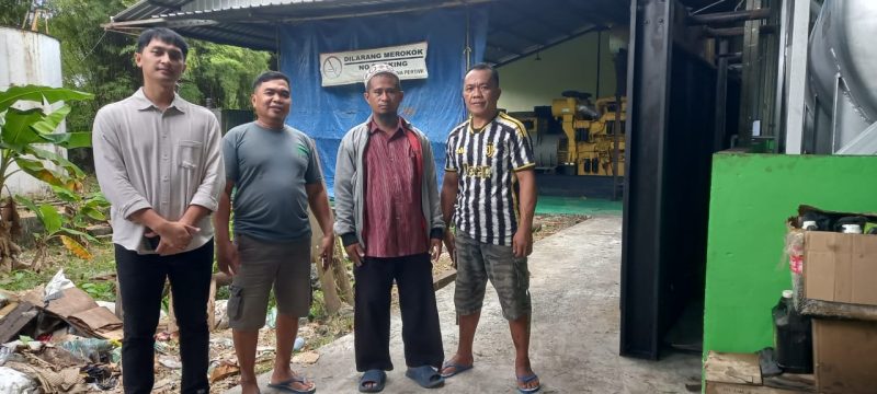 Sahrudin Janis dan Pangumpia Makapuas bersama Kepala PLN Manajer ULP Petta Henry Nugroho meninjau secara langsung 