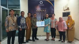 Bupati Boltara, Dr. Sirajudin Lasena didampingi oleh Kadinkes dan Kabag Ortal, menerima opini dari Ombudsman di Manado 