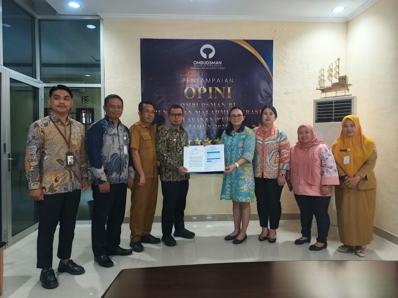 Bupati Boltara, Dr. Sirajudin Lasena didampingi oleh Kadinkes dan Kabag Ortal, menerima opini dari Ombudsman di Manado 
