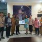 Bupati Boltara, Dr. Sirajudin Lasena didampingi oleh Kadinkes dan Kabag Ortal, menerima opini dari Ombudsman di Manado 