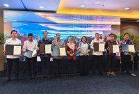 Bupati Kabupaten Kepulauan Sangihe, Michael Thungari bersama kepala daerah lain menerima penghargaan dari LKPP RI