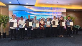 Bupati Kabupaten Kepulauan Sangihe, Michael Thungari bersama kepala daerah lain menerima penghargaan dari LKPP RI