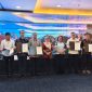 Bupati Kabupaten Kepulauan Sangihe, Michael Thungari bersama kepala daerah lain menerima penghargaan dari LKPP RI