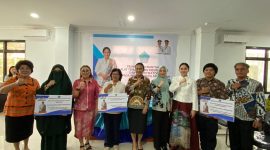 Ketua Dekranasda Sulut, Anik Yulius Selvanus bersama Ketua Dekranasda Sangihe, Cherry Thungari Soeyoenus di prosesi penyerahan ATBM