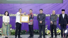 Wakil Bupati Boltara, Mohammad Aditya Pontoh menerima penghargaan dari Kementerian Hukum Republik Indonesia atas pembentukan Posbankum