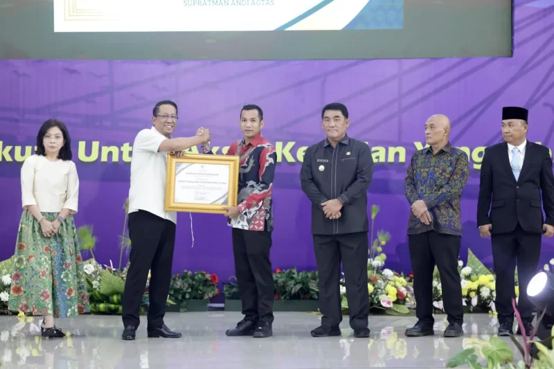 Wakil Bupati Boltara, Mohammad Aditya Pontoh menerima penghargaan dari Kementerian Hukum Republik Indonesia atas pembentukan Posbankum