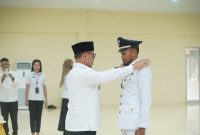 Bupati Boltara, Dr. Sirajudin Lasena melantik dan mengambil sumpah penjabat Sangadi Desa Kuala, Kecamatan Kaidipang, Dzulkifli Alim. 