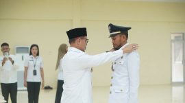 Bupati Boltara, Dr. Sirajudin Lasena melantik dan mengambil sumpah penjabat Sangadi Desa Kuala, Kecamatan Kaidipang, Dzulkifli Alim. 