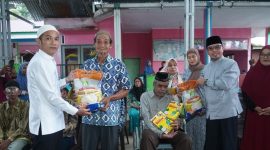 Bupati dan Wakil Bupati Boltara menyerahkan bantuan sembako kepada masyarakat, yang merupakan rangkaian Safari Ramadhan 1447 Hijriah di Kecamatan Pinogaluman