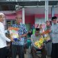 Bupati dan Wakil Bupati Boltara menyerahkan bantuan sembako kepada masyarakat, yang merupakan rangkaian Safari Ramadhan 1447 Hijriah di Kecamatan Pinogaluman