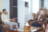 Wabup Boltara, Moh. Aditya Pontoh berdiskusi dengan Rektor Unisan Gorut, Dr. Fatmah M. Ngabito terkait KKLP Mahasiswa di Kecamatan Bolangitang Timur