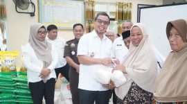 Bupati Boltara, Dr. Sirajudin Lasena menyerahkan sejumlah bahan pokok di rangkaian kegiatan pasar murah di desa Inomunga kepada masyarakat