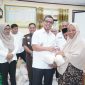 Bupati Boltara, Dr. Sirajudin Lasena menyerahkan sejumlah bahan pokok di rangkaian kegiatan pasar murah di desa Inomunga kepada masyarakat