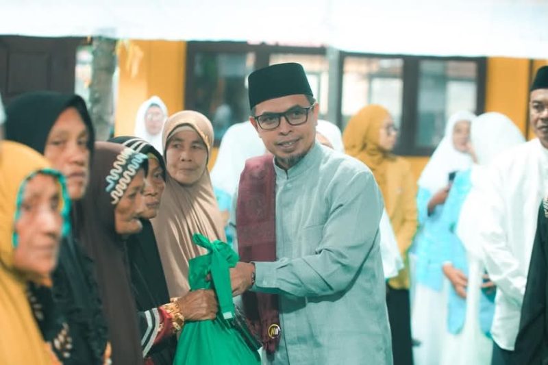 Dirangkaikan buka puasa bersama pengurus Alkhairaat se-BMR, Bupati Boltara juga menjabat sebagai Ketua Komisaris Wilayah (Komwil) Alkhairaat Bolaang Mongondow Raya (BMR), Dr. Sirajudin Lasena menyerahkan bantuan paket sembako, uang tunai untuk santri dan insentif bagi guru madrasah Diniyah. 